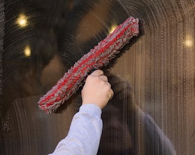 fensterputzer wischt glass mit einwasher fürth glasreinigung schaufenster https://fensterputzerfürth.de