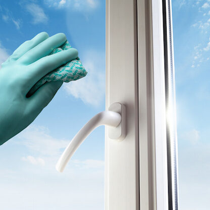 Fensterputzen-fuer-privat-mit-rahmenwaesche-nach-hausfrauenart