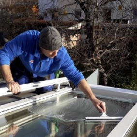 Der-Fensterputzer-Fuerth-auf-einem-Wintergartendach-aus-Glas-Glasreinigung