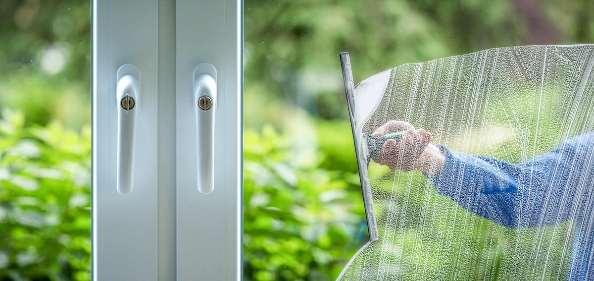 in-Fensterputzer-putzt-ein-modernes-Fenster-in-einem-Privathaus-in-Fuerth