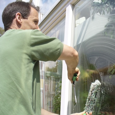 Ein-erfahrener-Fensterputzer-reinigt-ein-riesiges-Glasfenster-in-Fuerth