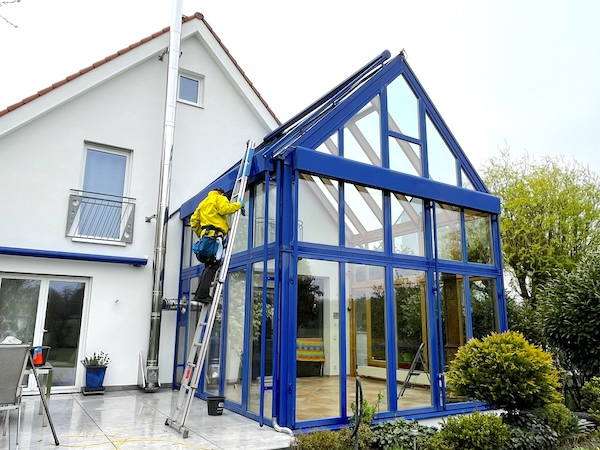 fensterputzer-beim-wintergartenreinigung-im-regen-in-fuerth